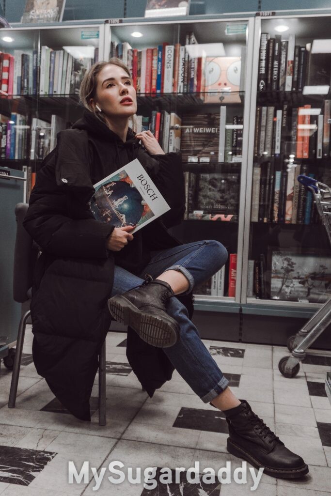 garota sapissexual posando para foto em livraria