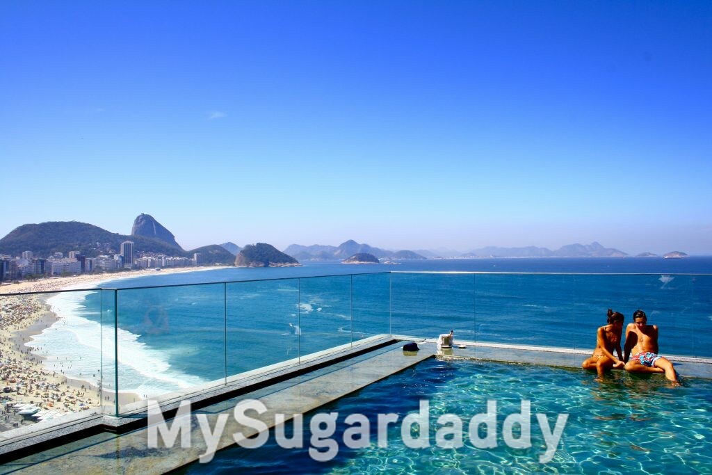casal em piscina no Rio de Janeiro